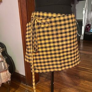 Chic Yellow Checkered Mini Skirt